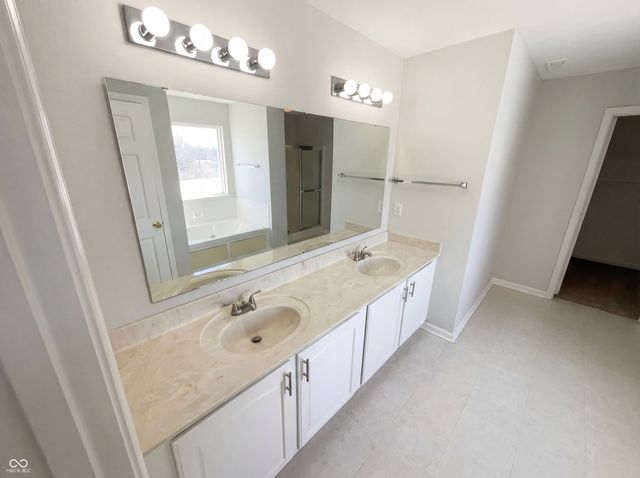 6767 Woodcliff Circle, Zionsville, IN 46077