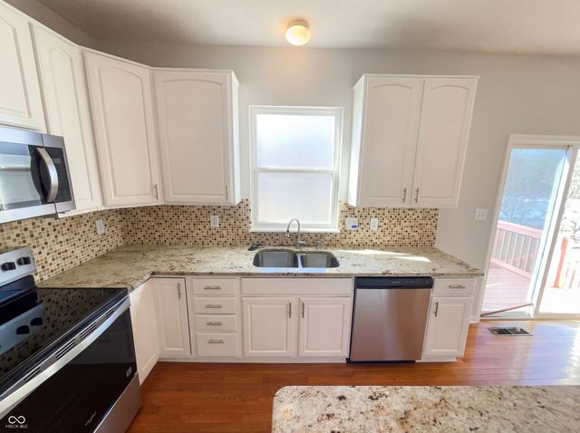 6767 Woodcliff Circle, Zionsville, IN 46077