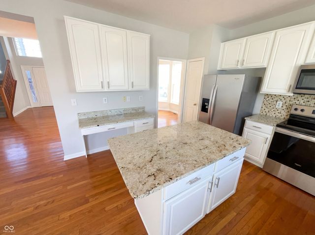 6767 Woodcliff Circle, Zionsville, IN 46077