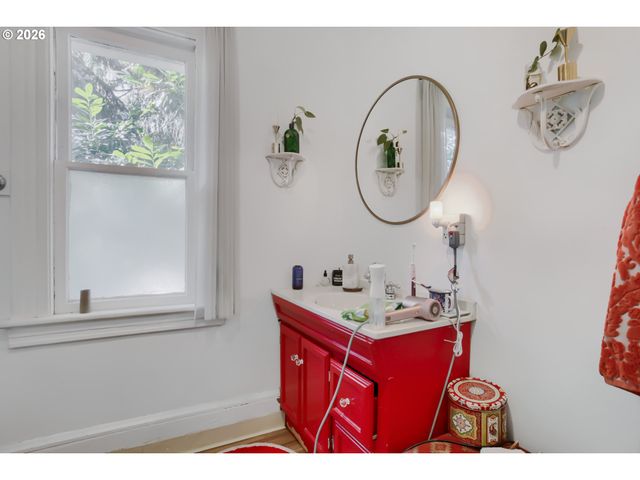 2124 Ne DAVIS St, Portland, OR 97232