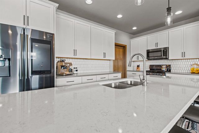 4647 N CHERRYVALE AVENUE, Appleton, WI 54913