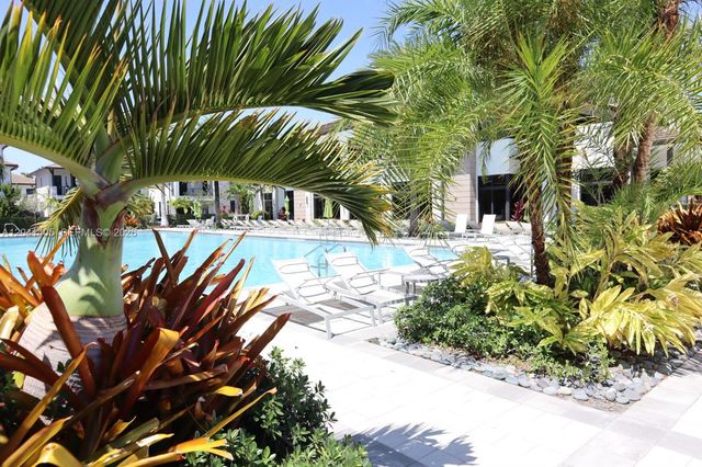 8201 NW 41st St D-402, Doral, FL 33166