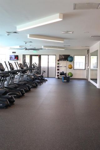 8201 NW 41st St D-402, Doral, FL 33166