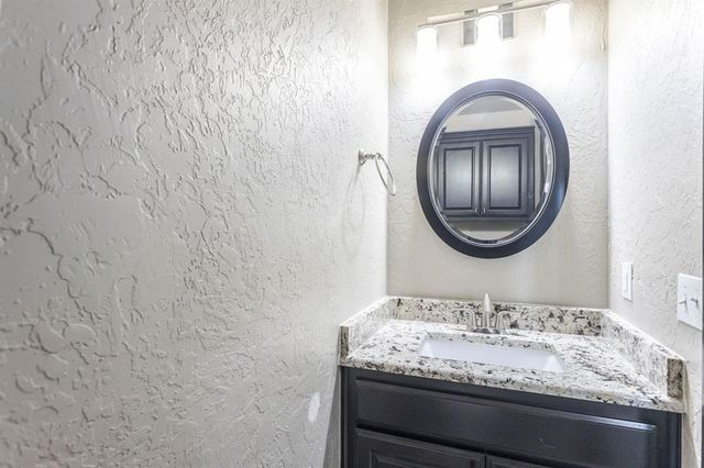 2241 W Mickey Drive, Mustang, OK 73064