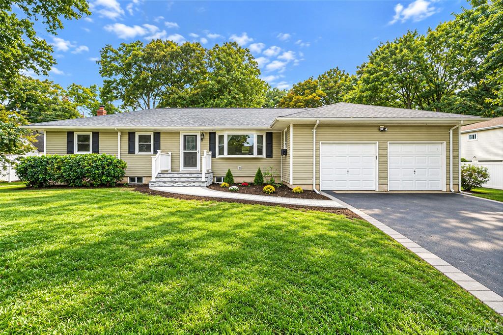132 Smith Avenue, Holbrook, NY 11741