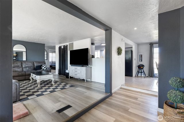2417 W Texas Street, Moses Lake, WA 98837