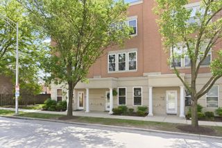 7308 CIRCLE Avenue 2M, Forest Park, IL 60130