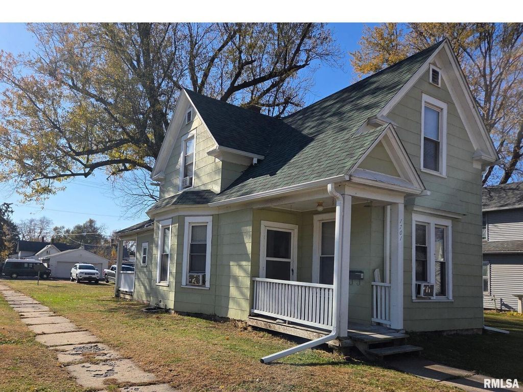 1701 W 8TH Street, Davenport, IA 52802