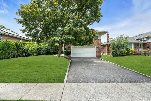 31 Bellwood Drive, New Hyde Park, NY 11040