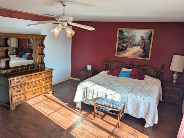 237 Lakeside Place Street, Mineola, TX 75773