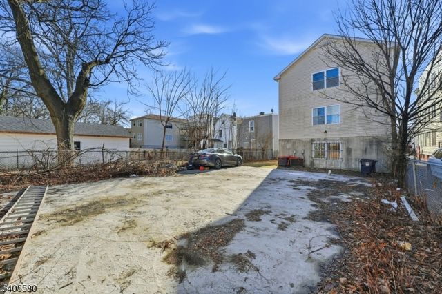 303 W Runyon St, Newark City, NJ 07108