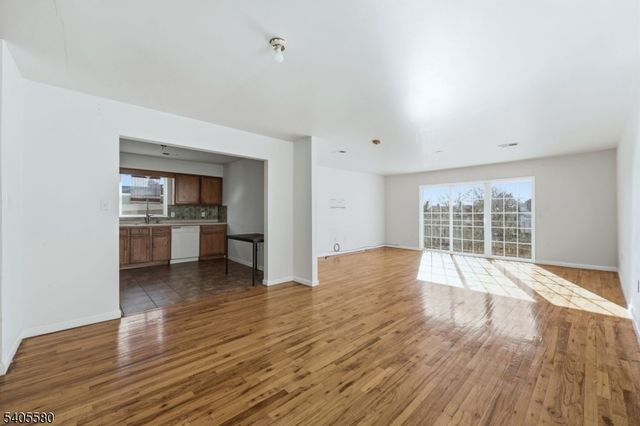 303 W Runyon St, Newark City, NJ 07108