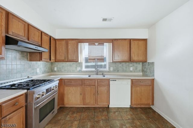 303 W Runyon St, Newark City, NJ 07108