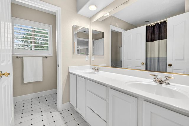 216 Heredia Ct, Roseville, CA 95747