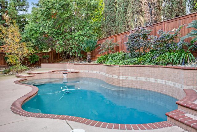 216 Heredia Ct, Roseville, CA 95747