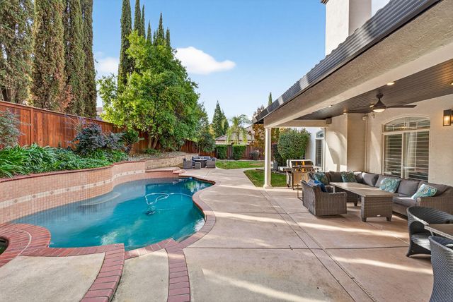 216 Heredia Ct, Roseville, CA 95747