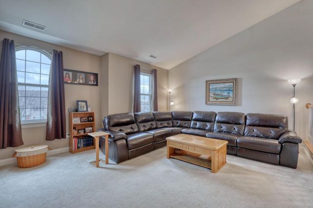 W206N16708 Blackberry CIRCLE, Jackson, WI 53037