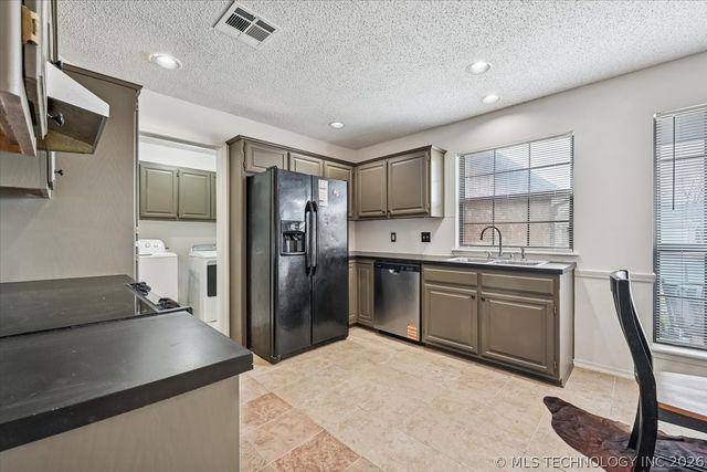 13773 S Oak Place, Glenpool, OK 74033