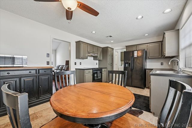 13773 S Oak Place, Glenpool, OK 74033