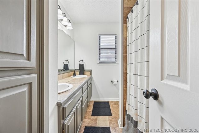 13773 S Oak Place, Glenpool, OK 74033