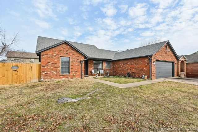 13773 S Oak Place, Glenpool, OK 74033