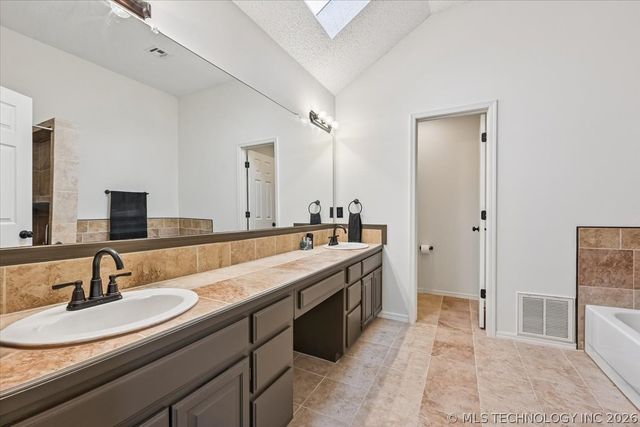 13773 S Oak Place, Glenpool, OK 74033