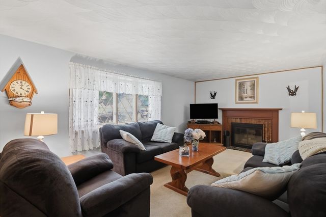 33 Rolling Ln, Hudson, MA 01749