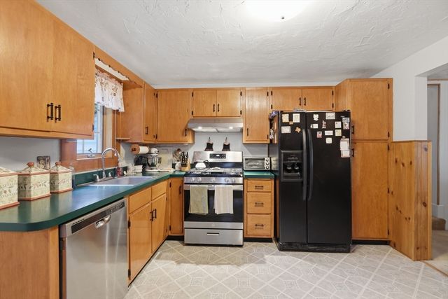 33 Rolling Ln, Hudson, MA 01749