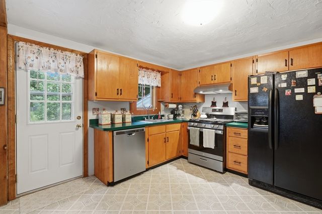 33 Rolling Ln, Hudson, MA 01749