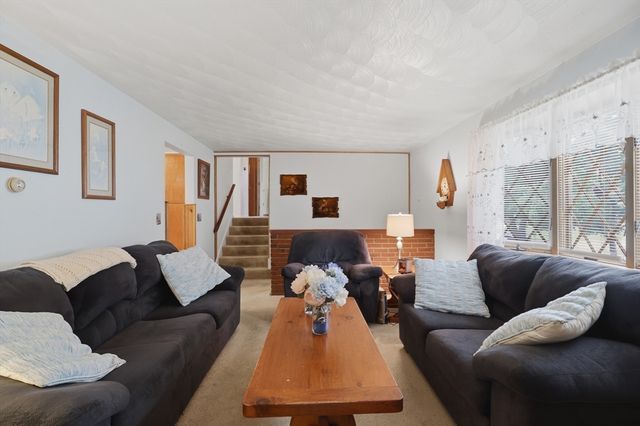 33 Rolling Ln, Hudson, MA 01749