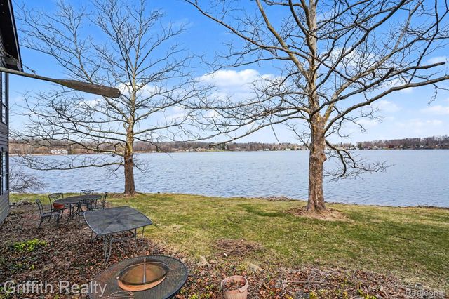 11616 Hall Road, Hamburg Township, MI 48189