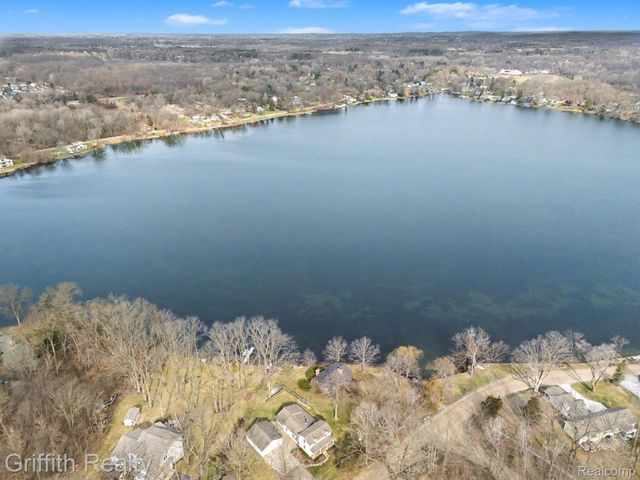 11616 Hall Road, Hamburg Township, MI 48189