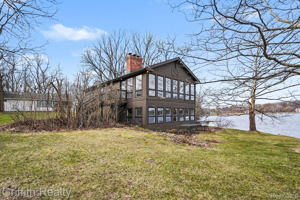 11616 Hall Road, Hamburg Township, MI 48189