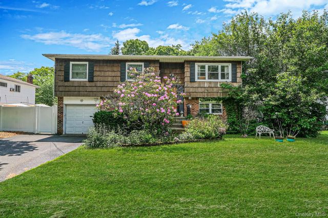 4 Dogwood Avenue, Farmingville, NY 11738