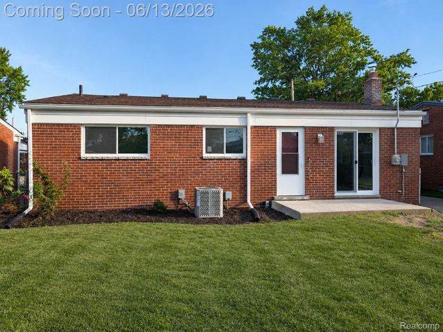 1561 Nottingham Drive, Madison Heights, MI 48071