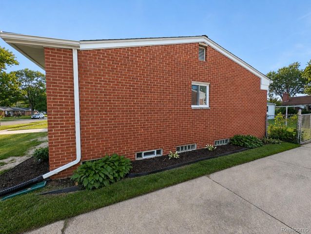 1561 Nottingham Drive, Madison Heights, MI 48071