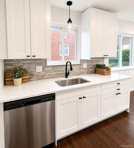 1561 Nottingham Drive, Madison Heights, MI 48071