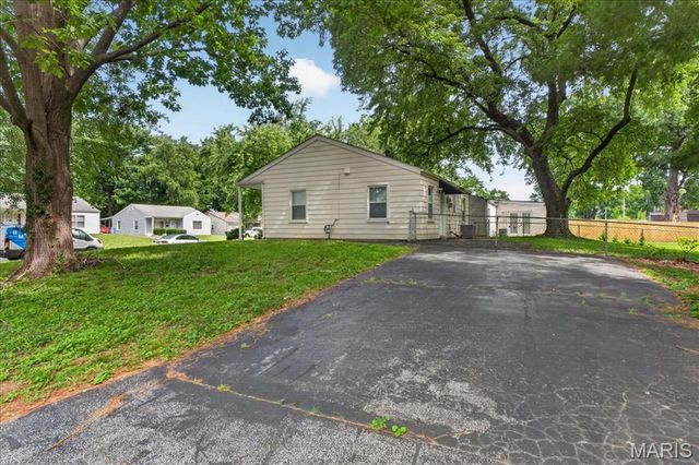 260 Brackleigh, Florissant, MO 63031