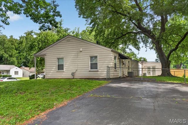 260 Brackleigh, Florissant, MO 63031