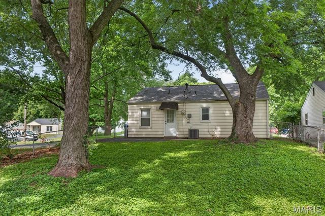 260 Brackleigh, Florissant, MO 63031