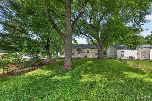 260 Brackleigh, Florissant, MO 63031