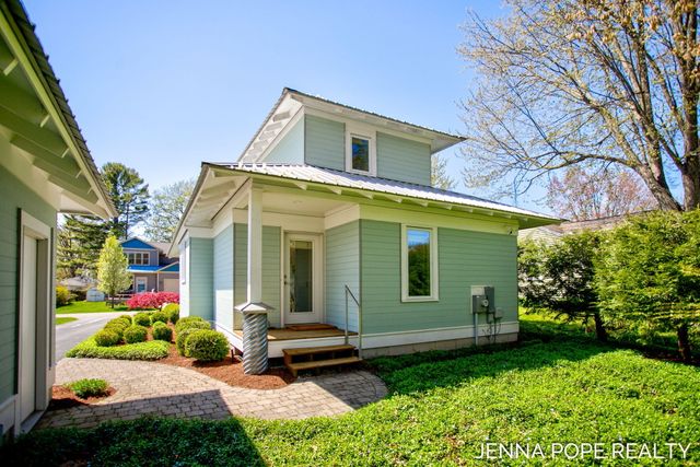 17554 Grand River Avenue, Ferrysburg City, MI 49456