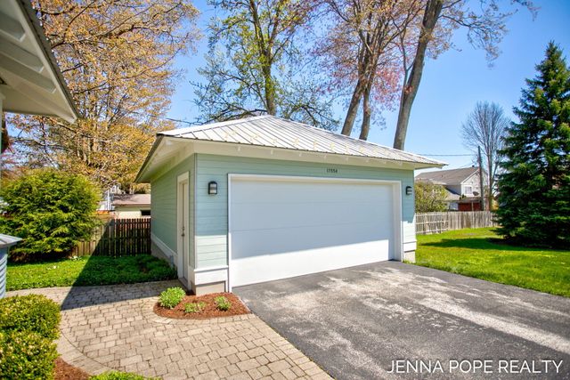 17554 Grand River Avenue, Ferrysburg City, MI 49456