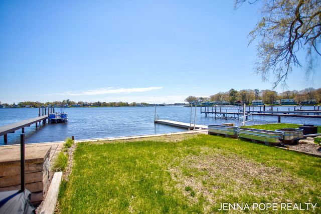 17554 Grand River Avenue, Ferrysburg City, MI 49456