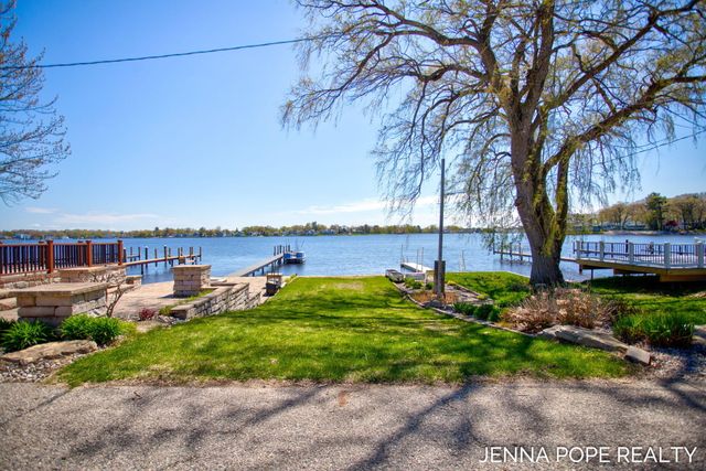 17554 Grand River Avenue, Ferrysburg City, MI 49456