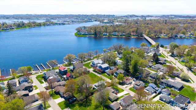 17554 Grand River Avenue, Ferrysburg City, MI 49456