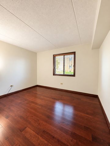 1239 Chalet Road 101, Naperville, IL 60563