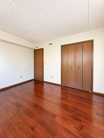1239 Chalet Road 101, Naperville, IL 60563