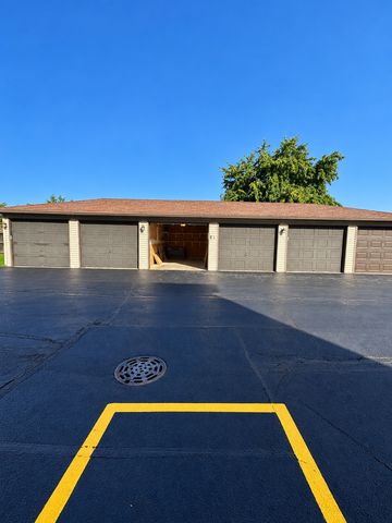 1239 Chalet Road 101, Naperville, IL 60563