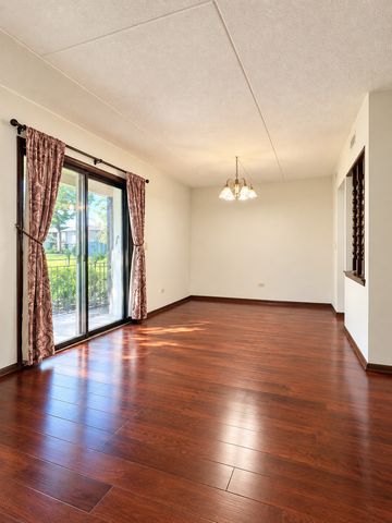 1239 Chalet Road 101, Naperville, IL 60563